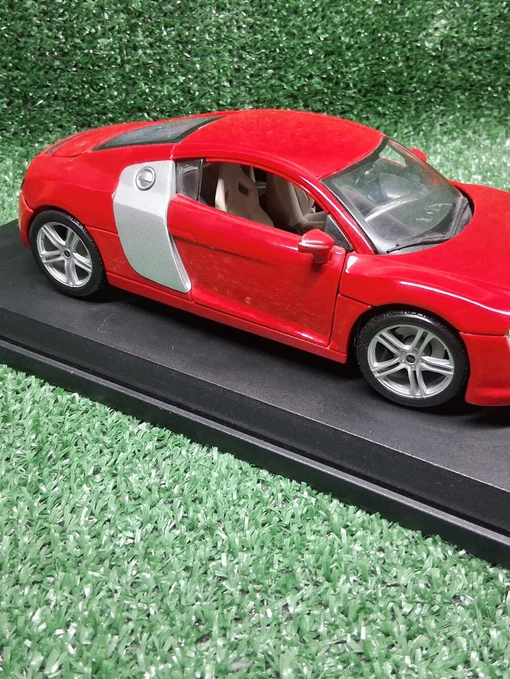 Maisto Audi R8 RED PREMIERE EDITION 1:18 Diecast